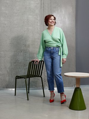 Rento farkkutyyli muuttuu täysin sen mukaan, onko jalassa korkkarit vai tennarit. Vihreä kietaisupaita korostaa kauniisti vyötäröä.