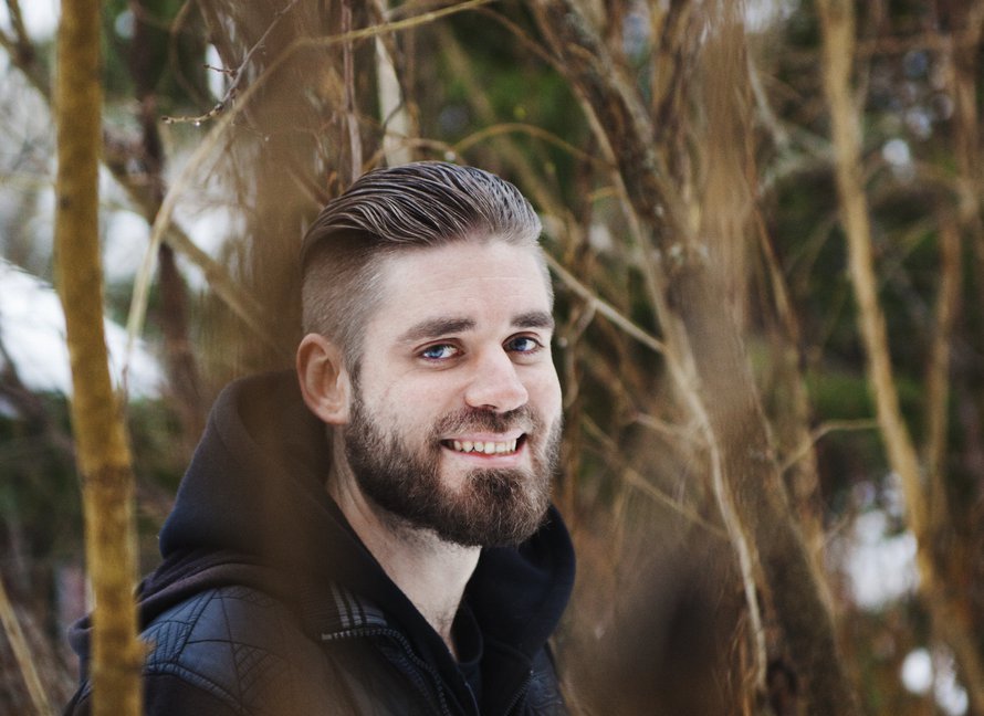 ”Lapsena olin hyvä esittämään kiltin pojan roolia. En kertaakaan kapinoinut vanhempia vastaan ennen kuin päätin muuttaa kotoa ja aloittaa uuden elämän”, Jani sanoo.