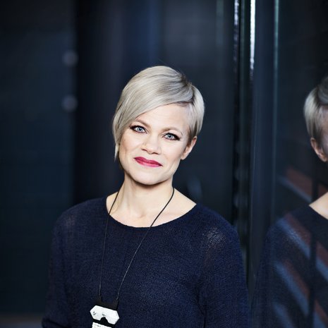 Pohjustustuotteet auttavat pitämään Kaisan graafisen kampauksen kuosissa koko päivän.