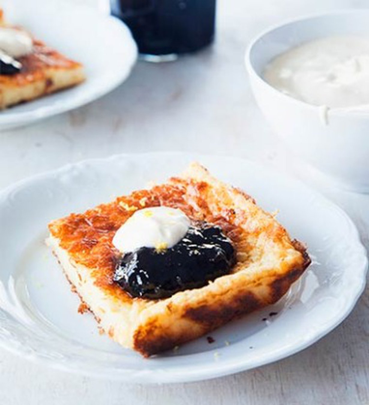 Pannukakku ahvenanmaalaisittain on höystetty puurolla ja maustettu kardemummalla.