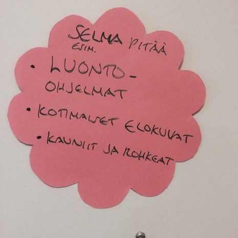 Television viereen hoitajat liimasivat muistutuslapun mamman lempiohjelmista.