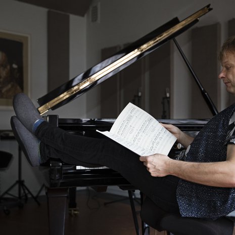 Kotona taiteilijakoti Lallukassa on oma huone musiikille.