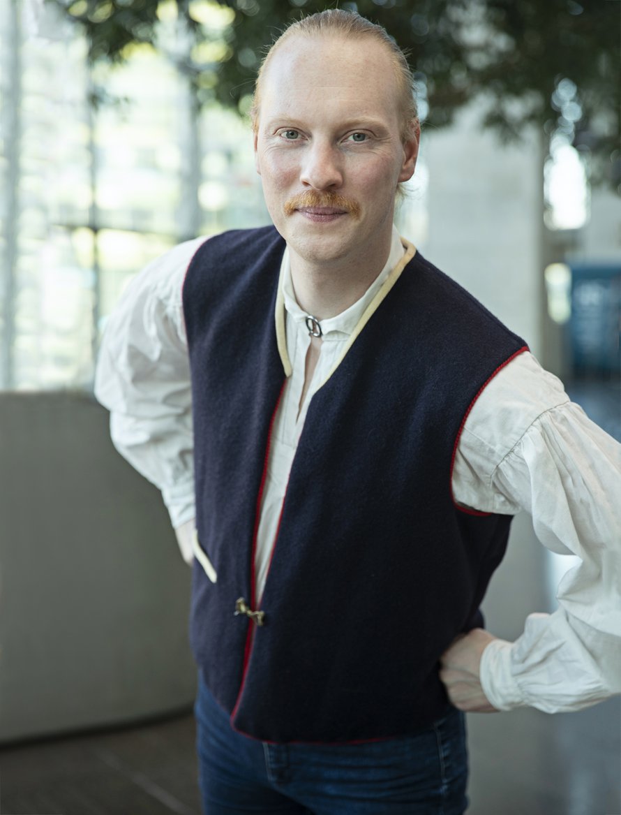 Kansallispuvun saa valita kotipaikkakunnan tai muiden mieltymysten mukaan. Daniel tykästyi karjalaiseen Johanneksen pukuun.