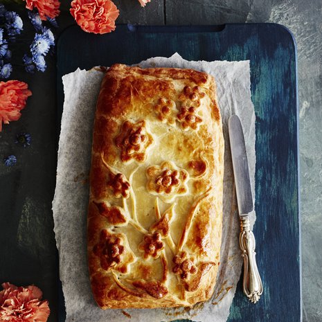 Pehmein piirakka valmistuu itse tehdystä rahka-voitaikinasta, mutta onnistuu hyvin myös kaupan voitaikinasta. Metsäsienet voi korvata herkkusienillä.