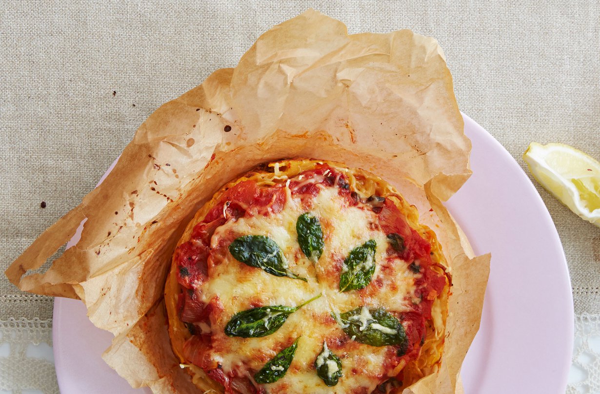Annospaloiksi leikattu ja pakastettu spagettipiirakka lämpenee näppärästi mikrossa. Mikä pelastus arki-iltana!