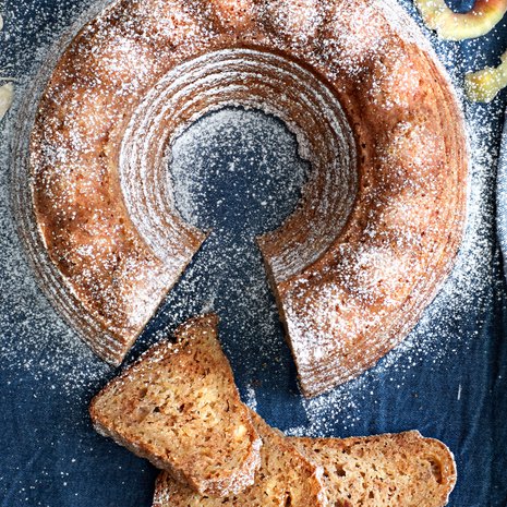 Superhyvää! Omenaraasteen ja rahkan lisäksi kakkuun tulee makua rouhitusta valkosuklaasta.