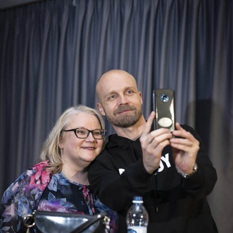 Kodin Kuvalehti Sirpan mukana Juha Tapion keikalla. Juha ottaa Sirpan puhelimella taas yhden yhteiskuvan heistä, koska on selfieiden ottamisessa Sirpaa taitavampi.