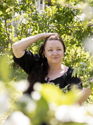 Sari Mukkala sairastui 7-vuotiaana ja on siitä asti käyttänyt pyörätuolia. Sairaalakäynneistä jäi kokemus, ettei lapsen kipua ja pelkoa osattu käsitellä.