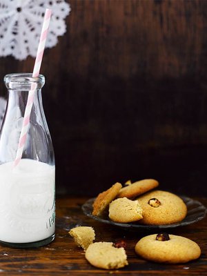 Lämpimät pähkinäkeksit maistuvat mahtavilta kylmän maidon kanssa.