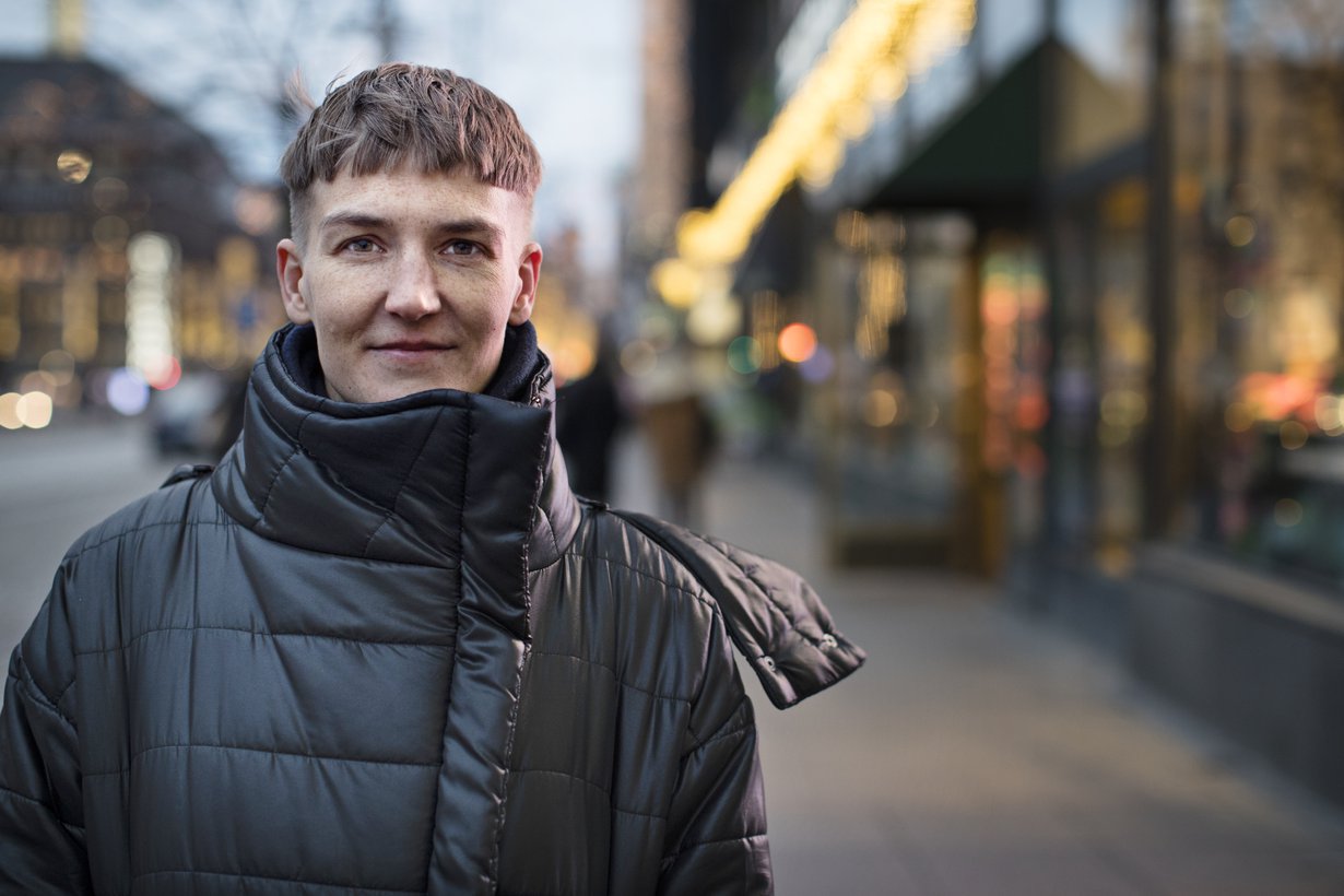 Pilvi Takala on hakeutunut työssään kiusallisiin tilanteisiin niin monta kertaa, etteivät tosielämän pienet kommellukset tunnu enää missään.