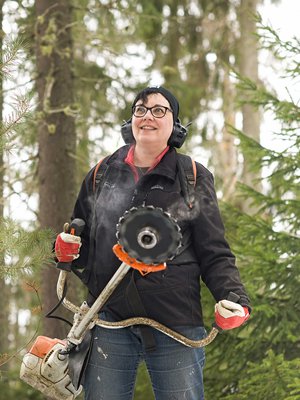Maarit Talvitie, 53, on myymäläassistentti ja asuu Ilmajoella. Metsätyöt Maarit tekee Isossakyrössä. Raivaussaha omissa käsissä on Maaritin toteutunut haave. 