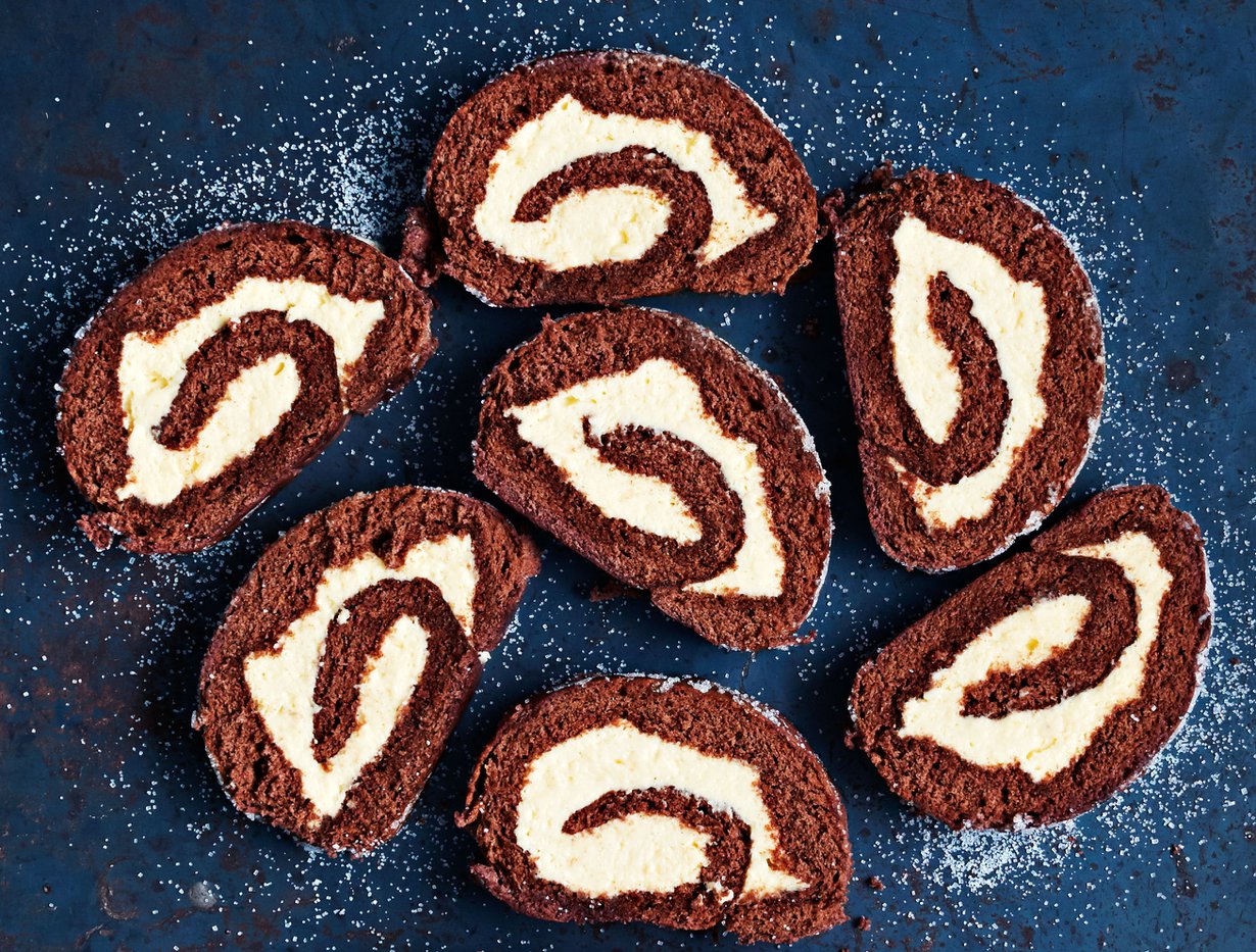 Kääretorttu onnistuu melkein tavallista paremmin gluteenittomana. Tärkkelys pitää huolen taikinan kuohkeudesta ja tekee tortusta helposti käärittävän.