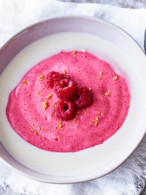 Vispipuuro on sametinpehmeää, terveellistä ja edullista. Sen voi tehdä niin puolukoista kuin vadelmista.