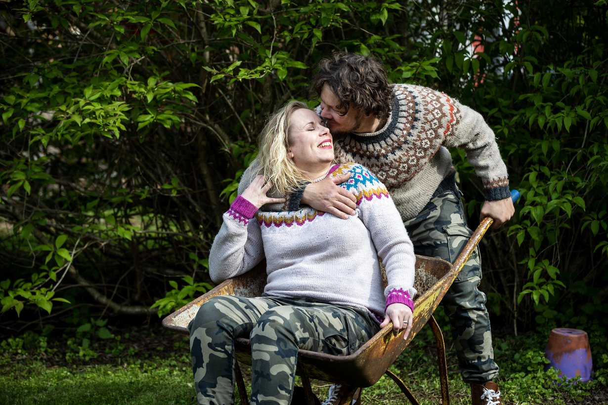 Elina Kärki, 44, ja Matti Kärki, 42, rakastuivat toisiinsa jo peruskoulussa, mutta alkoivat seurustella vasta kevättalvella 2021. Häitä vietettiin viimein heinäkuussa 2022.