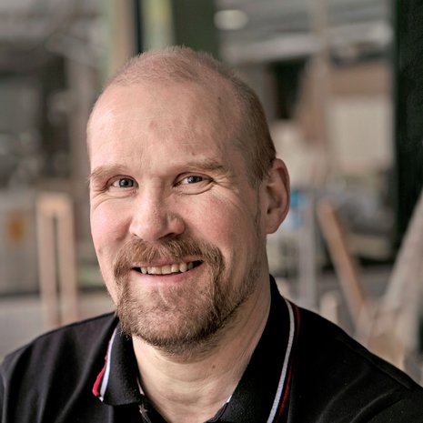 Sami Helenius on rautanyrkkinä tunnettu jääkiekkoilija, joka pelasi yhdeksän kautta NHL:ssä puolustajana. Nyt Sami on 44-vuotias järvenpääläinen uusperheen isä, joka opettaa teknistä työtä yläasteella ja valmentaa Järvenpään Haukkojen edustusjoukkuetta. Arki-iltaisin treenien jälkeen perhe katsoo kasassa sohvalla C.S.I. Miami -tv-sarjaa.