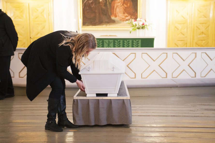 Sofia varmistaa, että kaikki kirkkosalissa on kunnossa ennen siunaustilaisuutta.