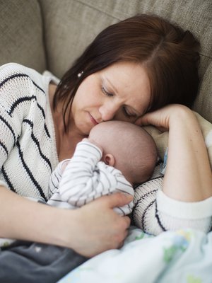 "Vauva on ehkä kokenut kohdussa, ettei häntä haluta. Yritän paikkailla sitä tunnetta", Mira sanoo.