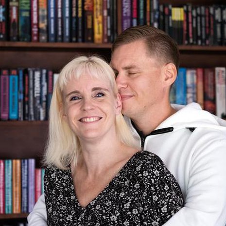 ”Tapasimme 17-vuotiaina koulujen päättäjäisissä Porissa. Susanna oli näyttävä nainen, SM- tason yleisurheilija. Kiinnostuin heti”, Arttu Tuominen sanoo vaimostaan.