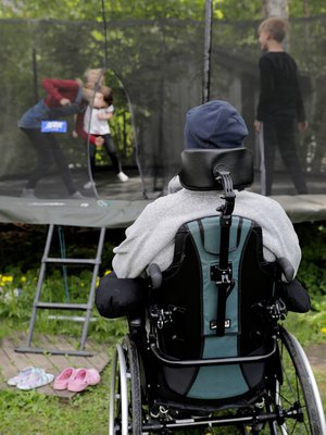 Jari Mönkkönen on opettanut omille lapsille, mitä trampoliinilla saa ja mitä ei saa tehdä. ”Tiedän, että poikaporukassa pomppiessa meilläkin on silti tehty tyhmiä, vaarallisia juttuja.”