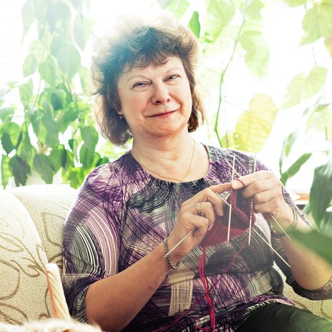 Ritva Kostilainen on 58-vuotias vantaalainen, joka neuloo sukkia ja hoitaa välillä tyttärensä koiraa.