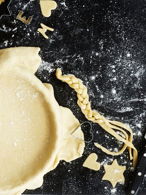 Taikinasta riittää piiraan pohjaksi sekä kanneksi.