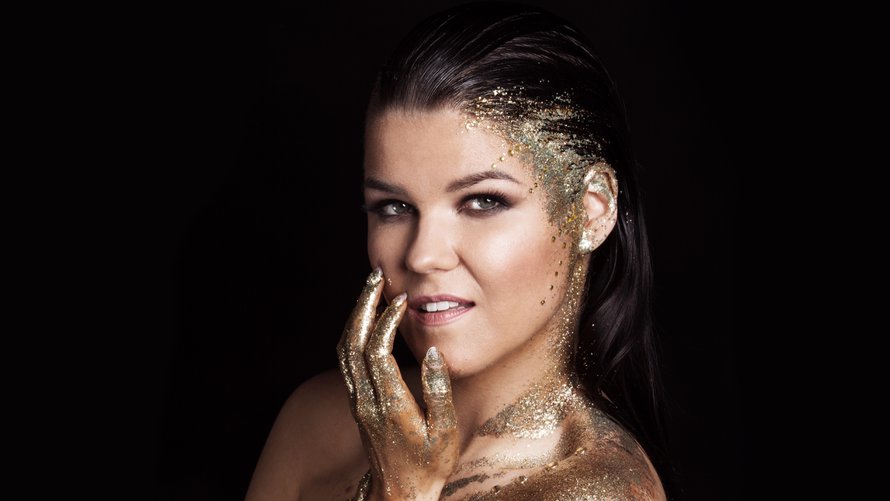 Saara Aalto hakee tänään euroviisujen finaalipaikkaa Monsters-kappaleella, jonka show on kokonaan uusittu siitä, mikä nähtiin Uuden musiikin kilpailussa.