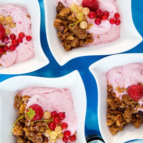 Helppo jälkiruoka voi olla näin näyttävä. Nopea mansikkajuustokakku koristellaan tuoreilla mansikoilla.