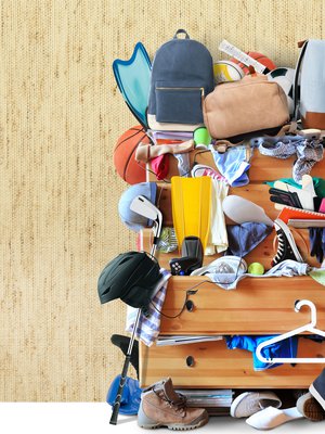 Näyttävätkö lipastosi ja kaappisi vähän tältä? Pienillä kikoilla taltutat kaaoksen.