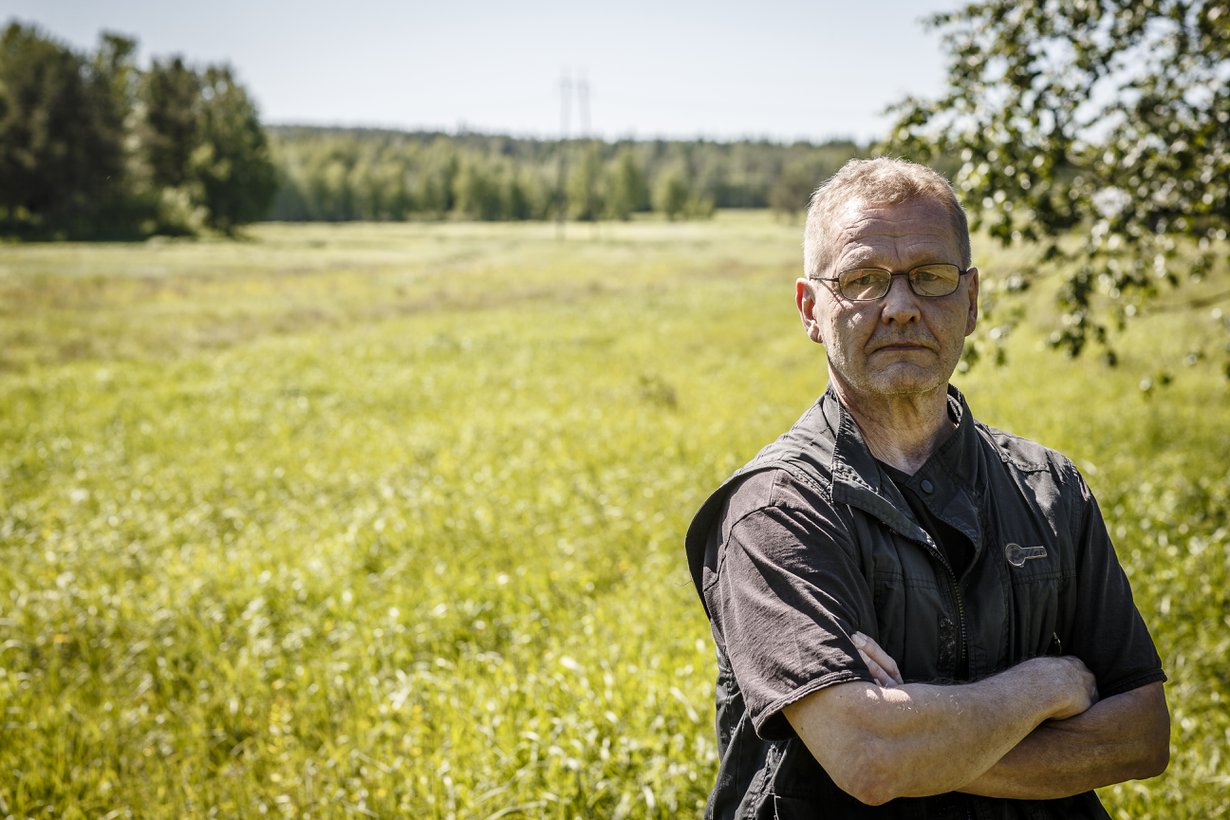Sosionomi ja oikeustieteen kandidaatti Sakari "Saku" Timonen, 58, kommentoi Uuninpankkopoika-blogissaan yhteiskunnan ilmiöitä. Vuonna 2015 hän sai Rauhanjärjestö Sodankomitean rauhanpalkinnon. Saku asuu Juuassa 81-vuotiaan äitinsä kanssa.