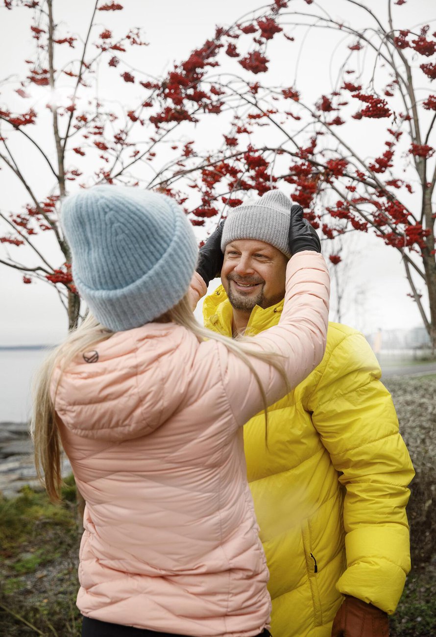 Elämänkumppaniaan Ninniä Jussi kuvailee ”hyvällä tavalla aika onnelliseksi ihmiseksi”. Sellaiseksi, joka rakastaa varhaisia aamuja, joka huomaa kävelyllä pikkulinnut ja muut pienet kauniit hetket. ”Vaikka elämässä on ollut paljon vaikeaakin, rakkauteen olen uskonut aina”, Jussi sanoo.