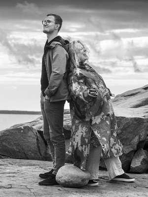 ”En enää utele Otsolta hänen asioistaan, kuten seurustelusuhteista tai opintolainan määrästä. Minun ei tarvitse tietää, missä hän on ja kenen kanssa. Yritän olla hössöttämättä turhia”, Leena kertoo.