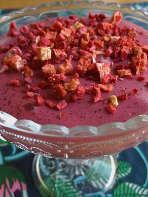 Mustikkavispipuuro on astetta juhlavampi, kun sen tarjoilee jälkiruokamaljasta ja koristelee kuivatuilla vadelmilla ja mansikoilla.