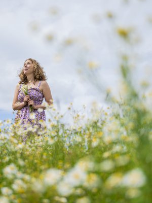 ”Minua jännittää usein, onnistunko valokuvissa, mutta tässä ajattelin vain, että onpa ihania kukkia”, Jennifer Stanger sanoo.