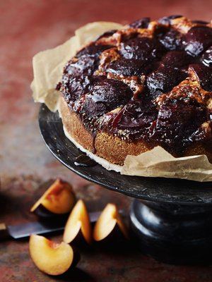 Vaniljajäätelö on luumupiirakan täydellinen kyytipoika.