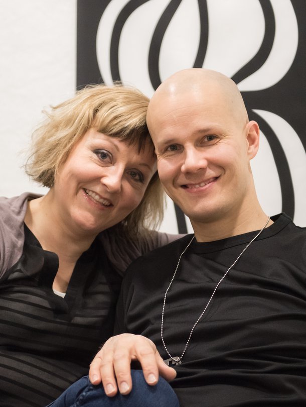 Varhaiskasvatuksen erityisopettaja Salla Liukkonen, 44, ja pastori Jyrki Liukkonen, 40, asuvat Kuopiossa seitsemän 1-15-vuotiaan lapsensa kanssa. Pariskunta on ollut naimisissa 20 vuotta. Perhe musisoi yhdessä. 