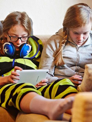 Siru ja Sanni Jäntti, 11, asuvat äidin, isän ja kaksi vuotta vanhemman isosiskon kanssa Kotkassa. Siru harrastaa jalkapalloa. Sanni lopetti vähän aikaa sitten jalkapallon ja aloitti voimistelun ja sirkuksen. 