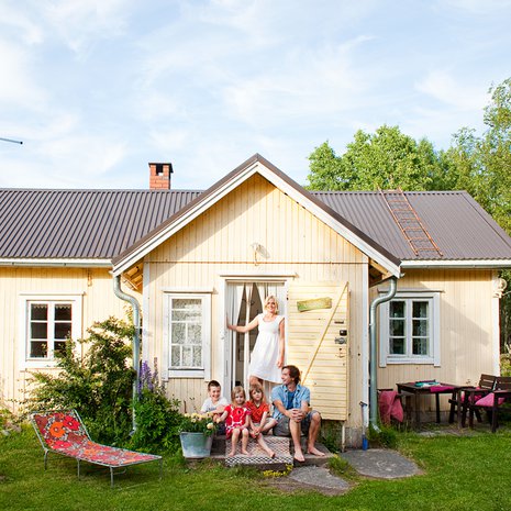 Anna, Björn, Espen, Elviira ja Emil viettävät ison osan kesästä mökillä. Ovessa lukee tilan nimi Välimäki.