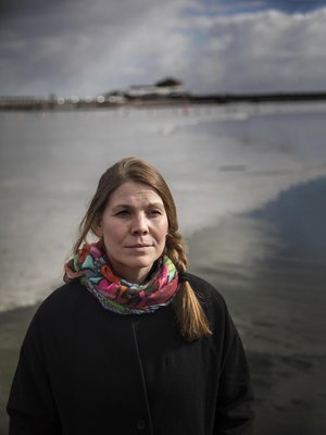 Näyttelijä Eeva Soivio esiintyy KOM-teatterin näytelmässä Veriruusut. Sen ensi-ilta on 16. helmikuuta.