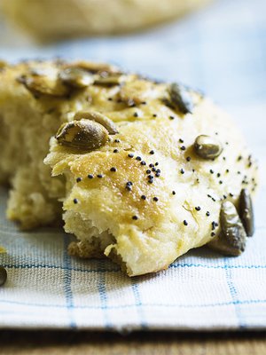 Tähän sämpylätaikinaan uppoaa litra raastettua kurpitsaa tai kesäkurpitsaa.