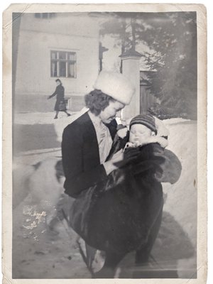 Inga-äiti otti poikansa Kallen mukaan, minne menikin. Hän oli hyvin suorasanainen ihminen, "pahapäinen", sanoivat sukulaiset. Pahapäisyyttä tarvittiin, kun Inga piti Kallen puolia syntymästä aikuiseksi asti.