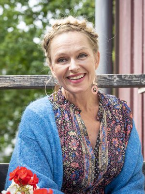 ”Viime aikoina minulla on ollut kova värien nälkä. Se kuvastaa minussa uutta vaihetta, joka on nousemassa alitajunnasta esiin vielä vähän hahmottomana. Sen tiedän, että olen onnellisessa vaiheessa itseni kanssa juuri nyt”, näyttelijä Anu Sinisalo sanoo.  