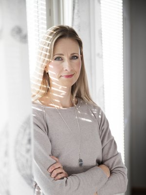 "Jos vanhempieni tarina olisi jatkunut niin kuin piti, olisin kasvanut Belgiassa. Joskus mietin, millaista elämästäni olisi silloin tullut", pohtii psykologi ja vuorovaikutusterapeutti Leea Mattila, 41.