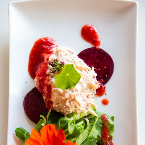 Lohileipä salaattipedillä ja mansikkavinegretillä on kuin syötävä taideteos.