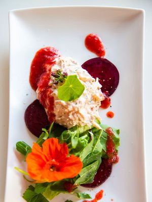 Lohileipä salaattipedillä ja mansikkavinegretillä on kuin syötävä taideteos.
