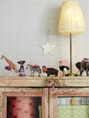 Valjasta kirahvi, norsu, apina, seepra ja muut vekkulit eläimet viestintuojiksi.