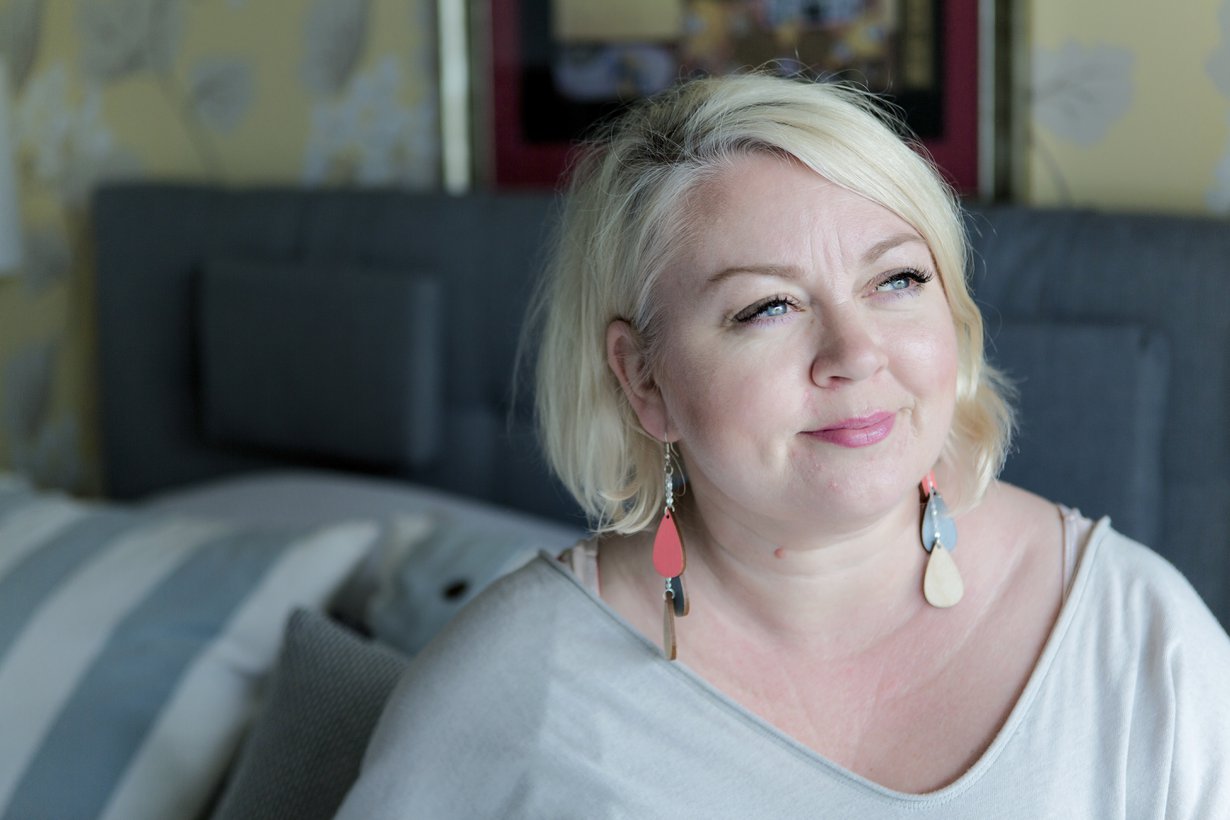 Arja Tiili, 45, on koreografi ja tanssija. Hän asuu Helsingin Vuosaaressa tyttärensä Pinkan kanssa ja vetää nuorille Break the Fight -työpajoja, joilla yritetään ehkäistä koulukiusaamista.