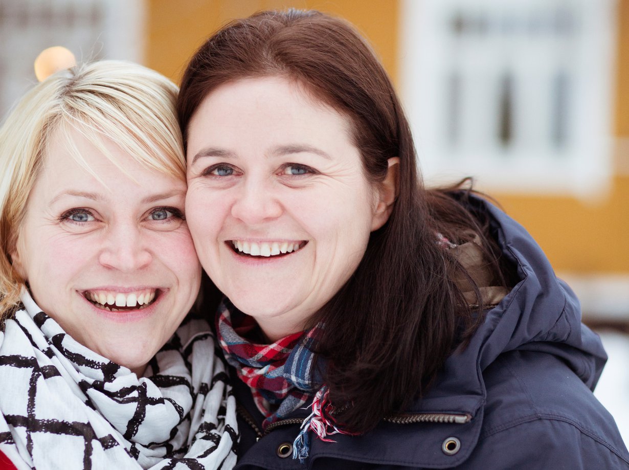 Anna-Maria Helsing (oikealla) on aina kuulunut vähemmistöihin: Jehovan todistajiin, heistä eronneisiin, naiskapellimestareihin, suomenruotsalaisiin. Nyt hän elää uusperheessä Anithan kanssa. ”Olen minoritetsproffs, vähemmistöammattilainen”, Anna-Maria sanoo ja nauraa.