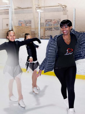 37-vuotias Rita pakeni Ruandan sisällissotaa ja saapui Suomeen pakolaisena 17 vuotta sitten. Hänellä on kirjanpitoalan yritys ja hän asuu Järvenpäässä miehensä ja tyttäriensä Janitan, 8, ja Jutan, 9, kanssa. Rita on ohjannut jäälle muitakin kuin tyttärensä.