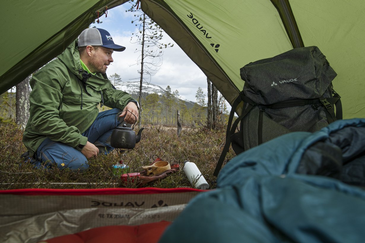 Mikäpä sen parempaa, kuin keitellä nokipannukahvit, ihailla maisemia ja köllähtää telttaan päiväunille. Kuvassa näkyy Kesänkitunturi.