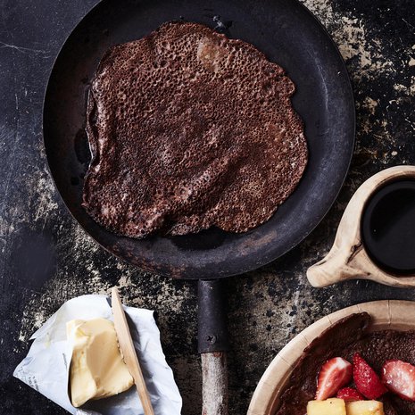 Suklaaletut nautitaan viileän mansikka-ananassalsan ja kahvin kanssa.